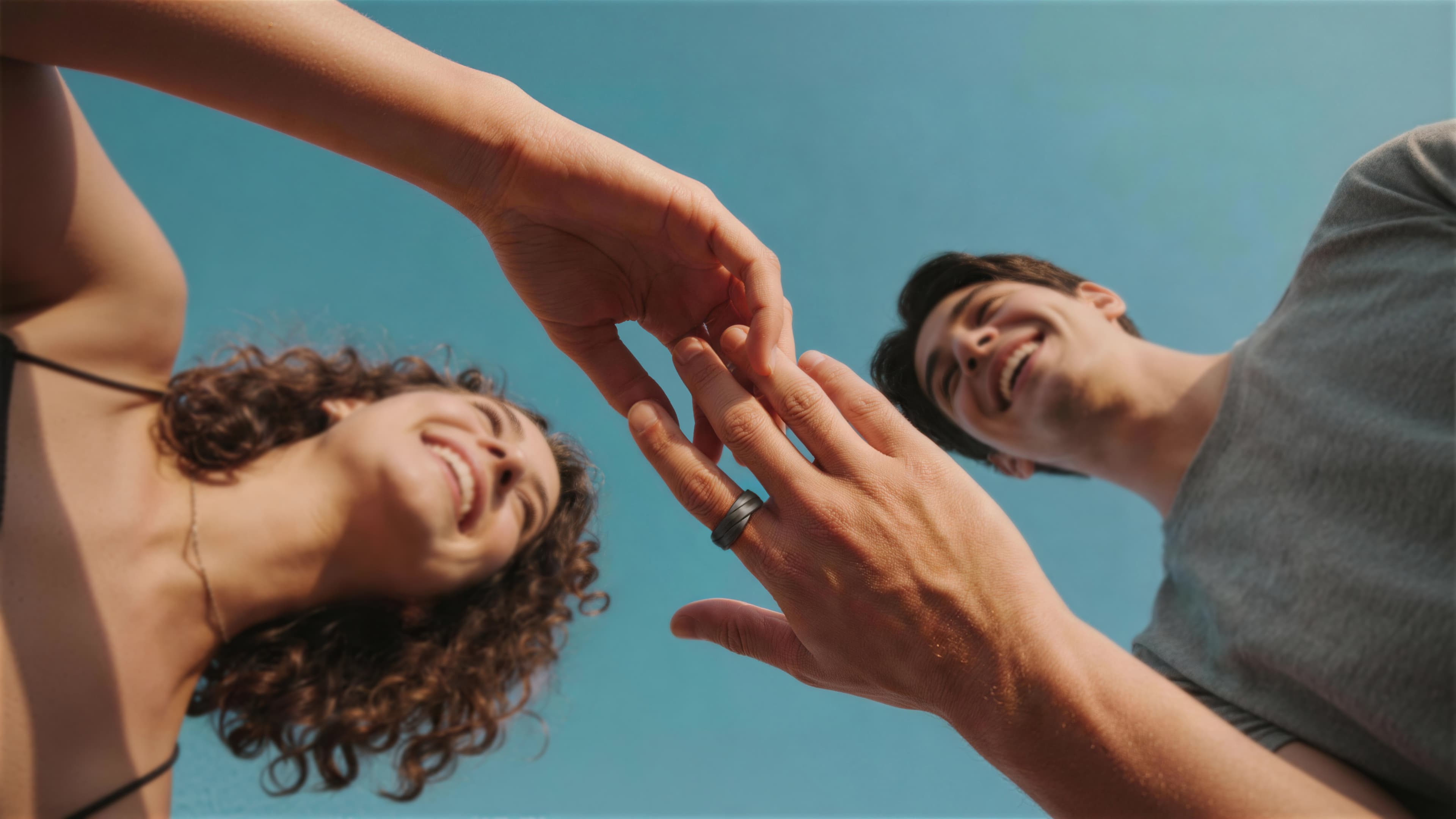 Una pareja compartiendo un momento alegre con Glorify Ring