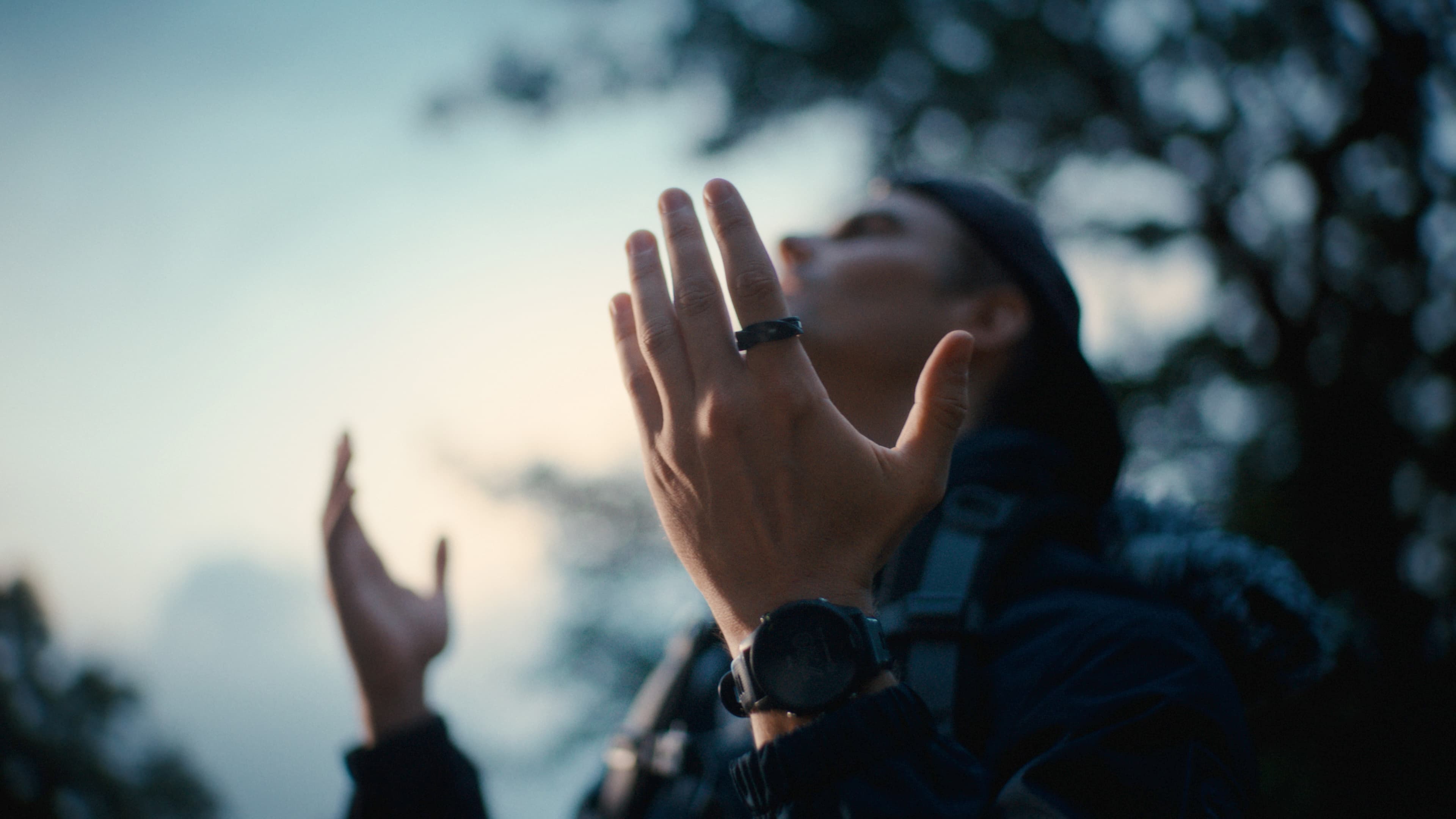 A person wearing a Glorify Ring while praying